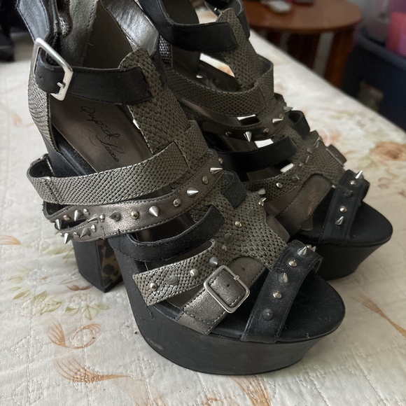 Studded platforms - Picture 1 of 2